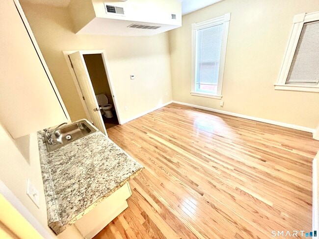 135 W Main St in Waterbury, CT - Building Photo - Building Photo