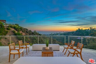 1121 Roberto Ln in Los Angeles, CA - Foto de edificio - Building Photo