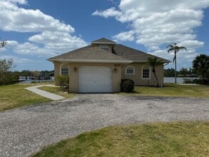 498 Buena Vista Dr in Nokomis, FL - Building Photo - Building Photo