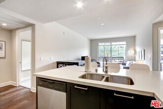 589 Americana Way in Glendale, CA - Building Photo - Building Photo