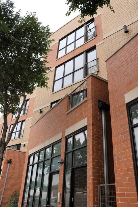 2432 W Madison St in Chicago, IL - Building Photo