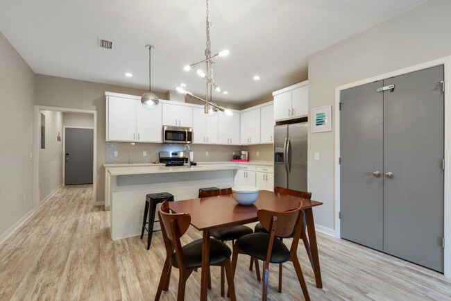 823 N Bronough St in Tallahassee, FL - Building Photo - Building Photo