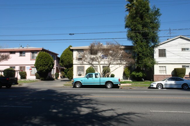 14741 Vanowen St in Van Nuys, CA - Building Photo - Building Photo