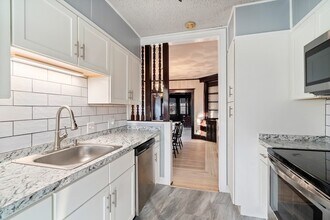 14 Windsor Rd, Unit 1 in Medford, MA - Building Photo - Building Photo