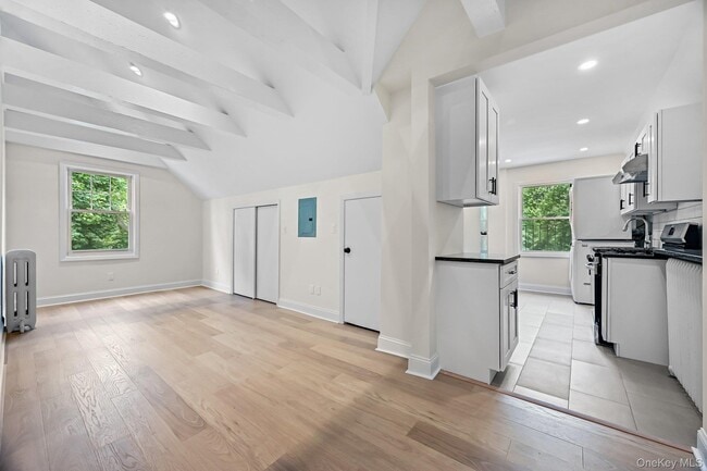 12 Thomas Pl in New Rochelle, NY - Building Photo - Building Photo