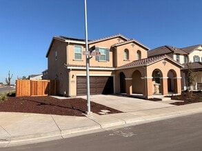 844 Summerhouse Dr in Patterson, CA - Building Photo - Building Photo