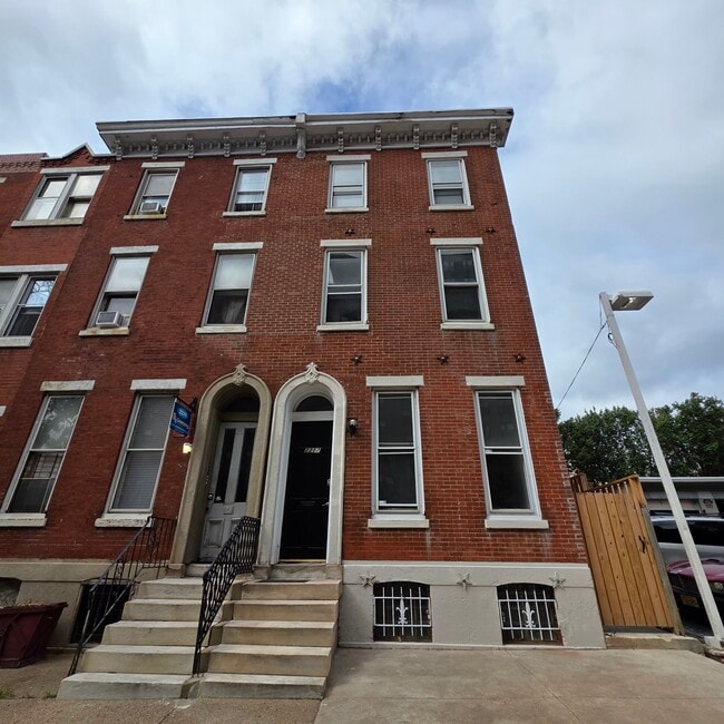 2217 Spring Garden St, Unit 1F in Philadelphia, PA - Building Photo - Building Photo