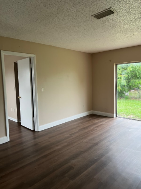 12458 Elgin Blvd in Spring Hill, FL - Foto de edificio - Building Photo