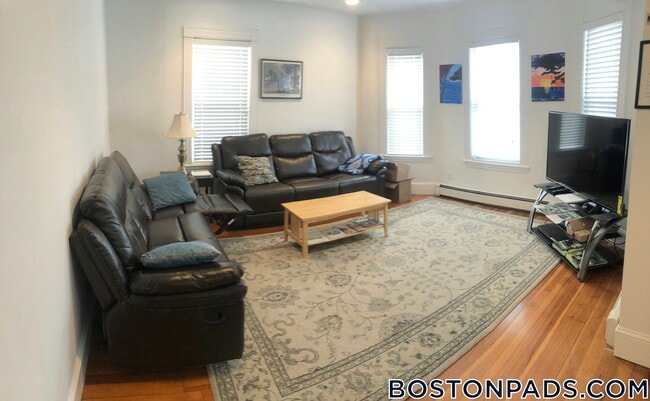 27 Brackett St, Unit 1 in Boston, MA - Building Photo - Building Photo