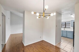 5335 Bent Tree Forest Dr in Dallas, TX - Foto de edificio - Building Photo