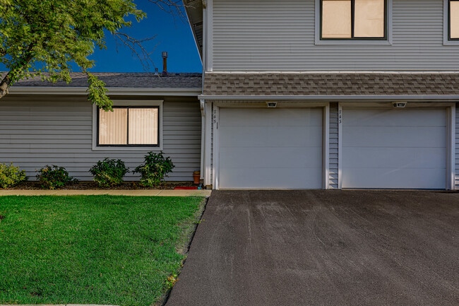 743 Edgelake Point in Schaumburg, IL - Building Photo - Building Photo