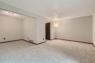 2355 Mailand Ct in Maplewood, MN - Building Photo - Building Photo