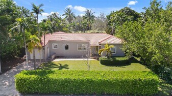 10626 NE 10th Ct in Miami Shores, FL - Building Photo
