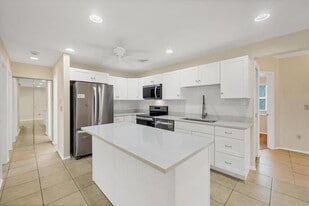 5439 Kenwood Dr in North Port, FL - Building Photo