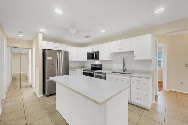 5439 Kenwood Dr in North Port, FL - Building Photo - Building Photo