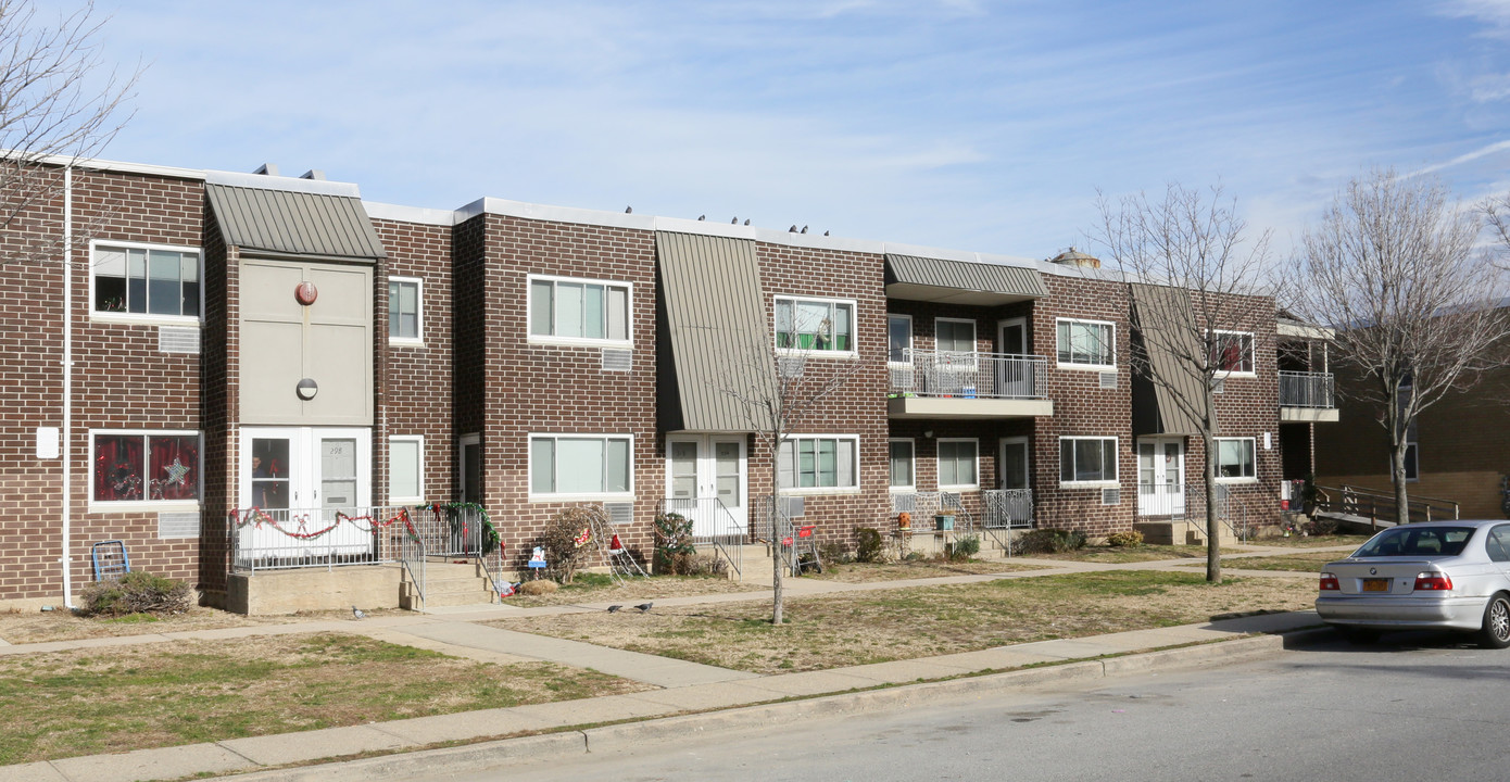 Pine Town Houses in Long Beach, NY - Building Photo