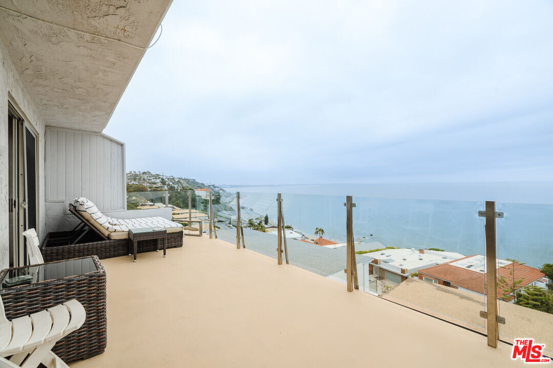 18203 Coastline Dr in Malibu, CA - Foto de edificio