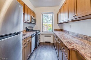 10 N Ridgewood Rd in South Orange, NJ - Building Photo