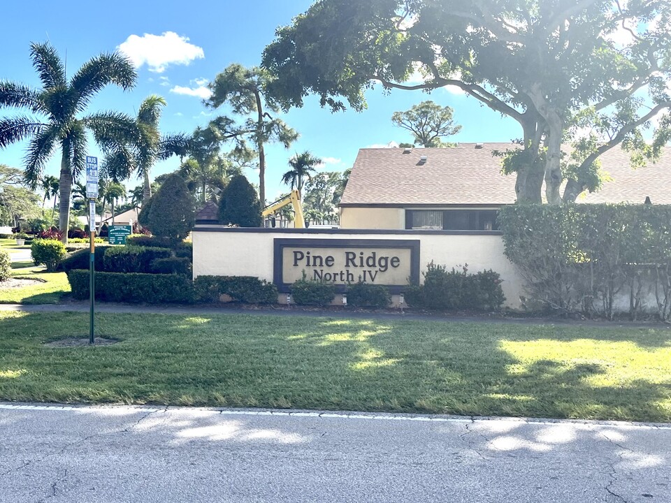 818 Sky Pine Way in Greenacres, FL - Building Photo