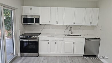 442 SW 22nd Ave in Fort Lauderdale, FL - Building Photo - Building Photo