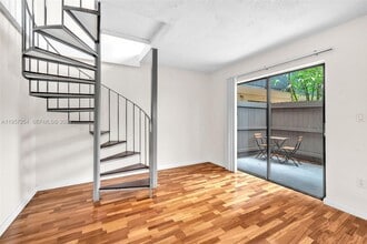 3265 Virginia St in Miami, FL - Foto de edificio - Building Photo