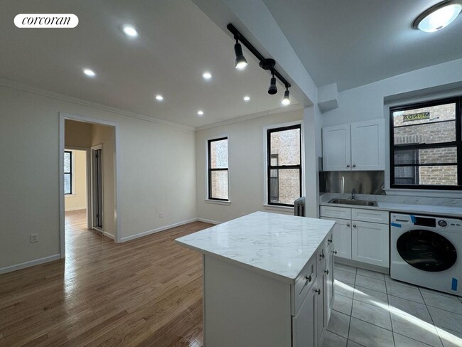 51-17 Skillman Ave in Queens, NY - Foto de edificio - Building Photo