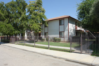 Springwood Court Apartments in Bakersfield, CA - Foto de edificio - Building Photo