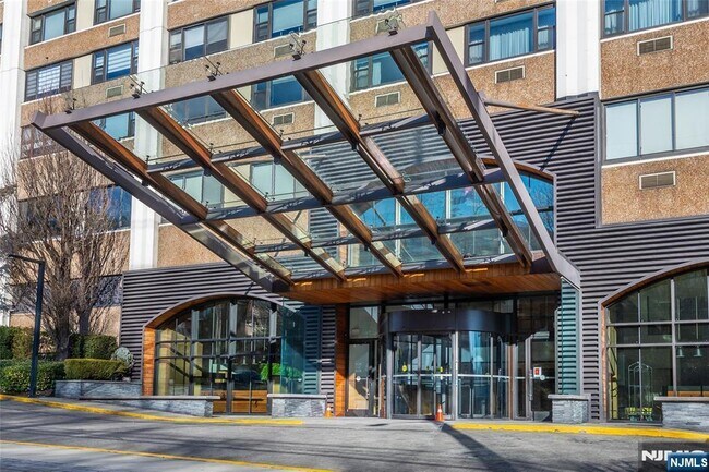 250 Gorge Rd in Cliffside Park, NJ - Building Photo - Building Photo