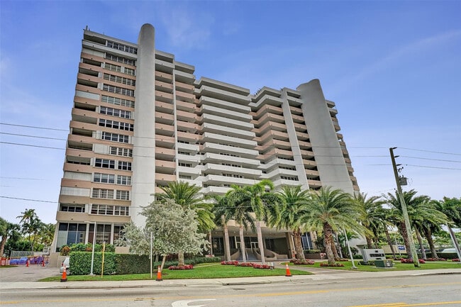 1390 S Ocean Blvd in Pompano Beach, FL - Building Photo - Building Photo