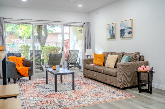 6125 E Indian School Rd in Scottsdale, AZ - Foto de edificio - Building Photo