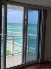 6917 Collins Ave in Miami Beach, FL - Foto de edificio - Building Photo