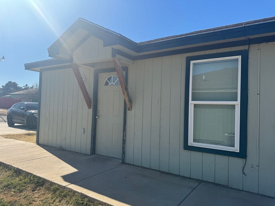 332 37th St in Lubbock, TX - Building Photo