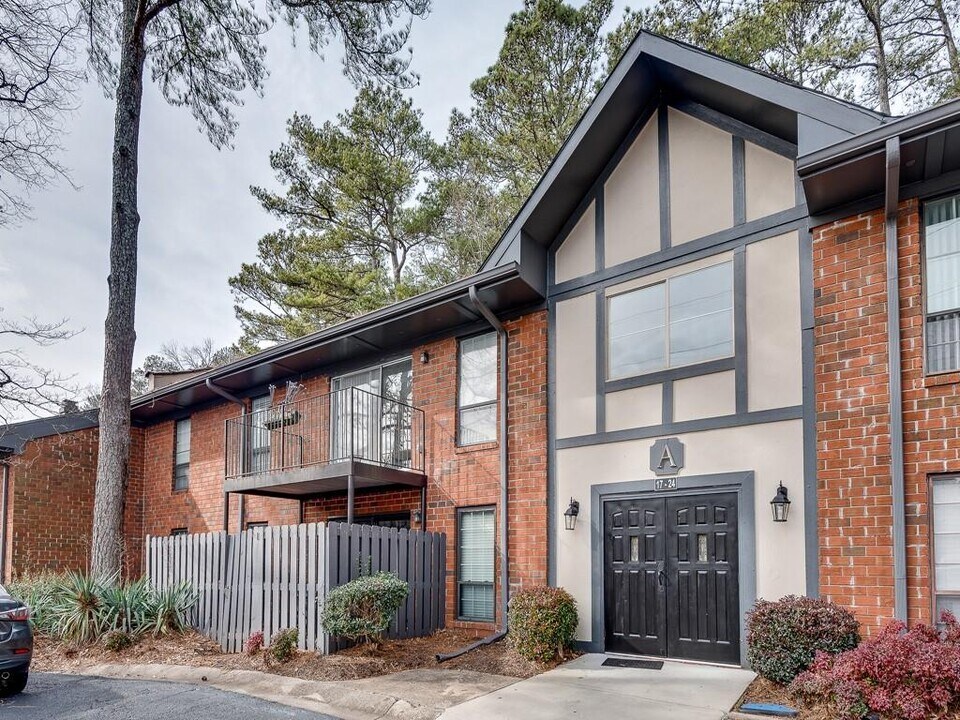 6851 Roswell Rd in Sandy Springs, GA - Foto de edificio