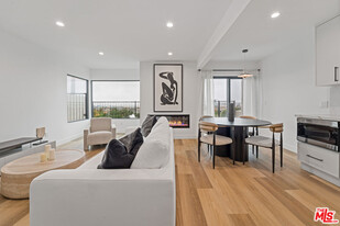 3305 Ocean Front Walk in Marina Del Rey, CA - Building Photo