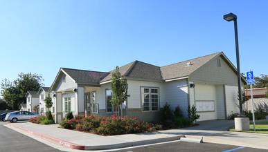 Meadow Glen Apartments in Modesto, CA - Building Photo - Building Photo