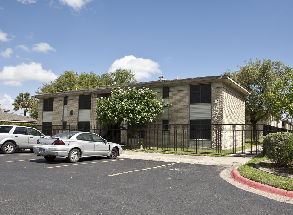 Robin Hood Apartments in Harlingen, TX - Building Photo