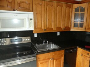 2247 Taylor St in Hollywood, FL - Building Photo - Building Photo