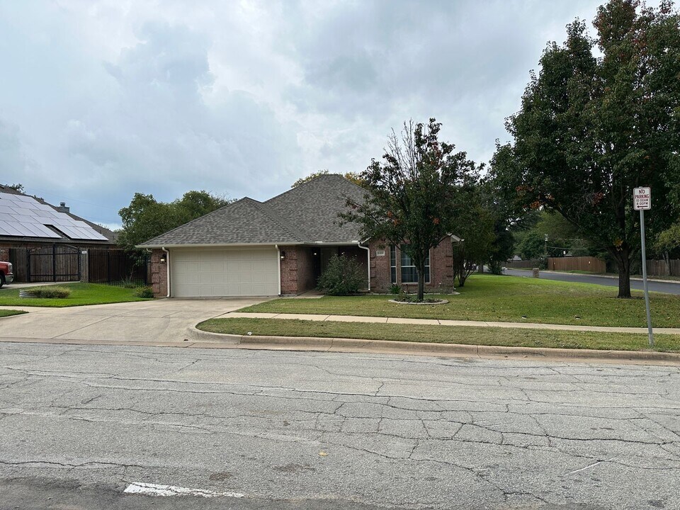 6400 Harmonson Rd in North Richland Hills, TX - Building Photo