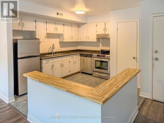 4132 Dundas St W in Toronto, ON - Building Photo - Building Photo