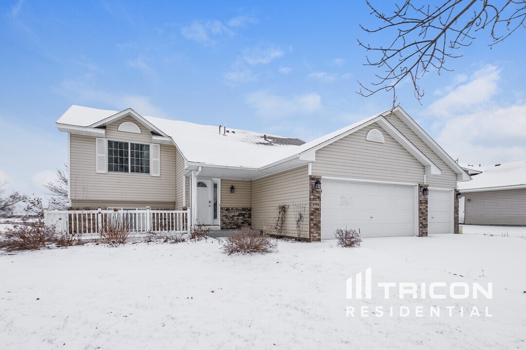 9996 Park Pl Dr in Monticello, MN - Building Photo