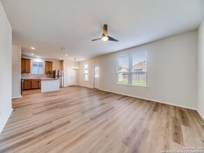 7695 Pecos Rdg in Boerne, TX - Foto de edificio - Building Photo