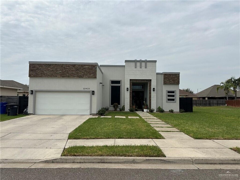 13923 N 38th Ln in Edinburg, TX - Building Photo