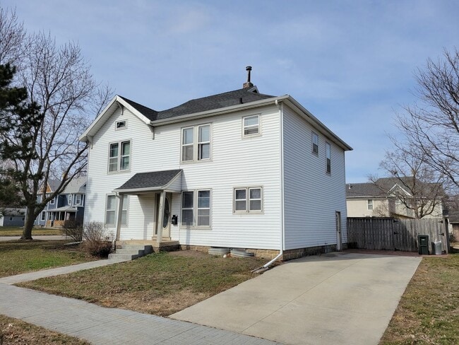 321 W 5th St in Cedar Falls, IA - Building Photo - Building Photo