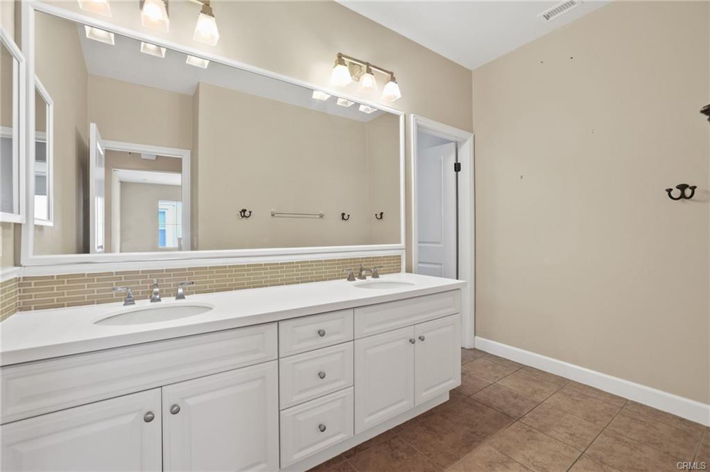 22 Statuary in Irvine, CA - Building Photo