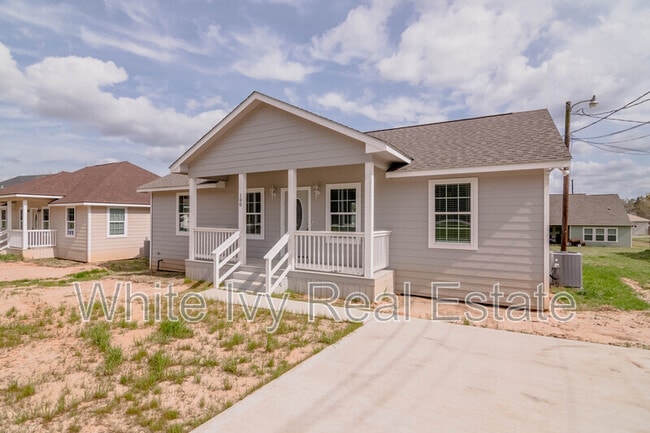 100 Shorewood Dr in Huntsville, TX - Building Photo - Building Photo