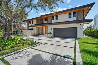 3343 NE 166th St in North Miami Beach, FL - Foto de edificio - Building Photo