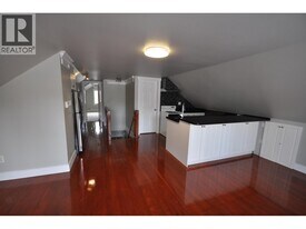 7505 Kingsway in Burnaby, BC - Building Photo