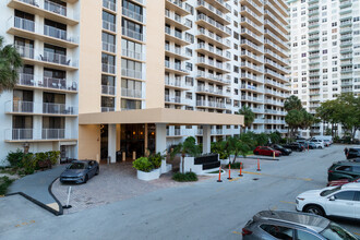 Winston Towers 700 in Sunny Isles Beach, FL - Building Photo - Building Photo