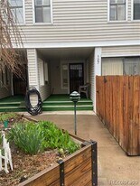 1050 S Monaco St Pkwy in Denver, CO - Building Photo