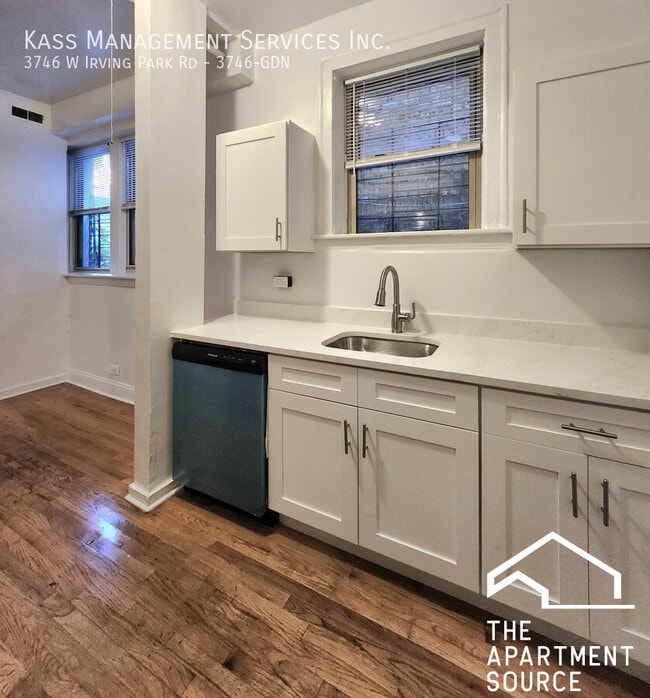 3746 W Irving Park Rd in Chicago, IL - Building Photo - Building Photo